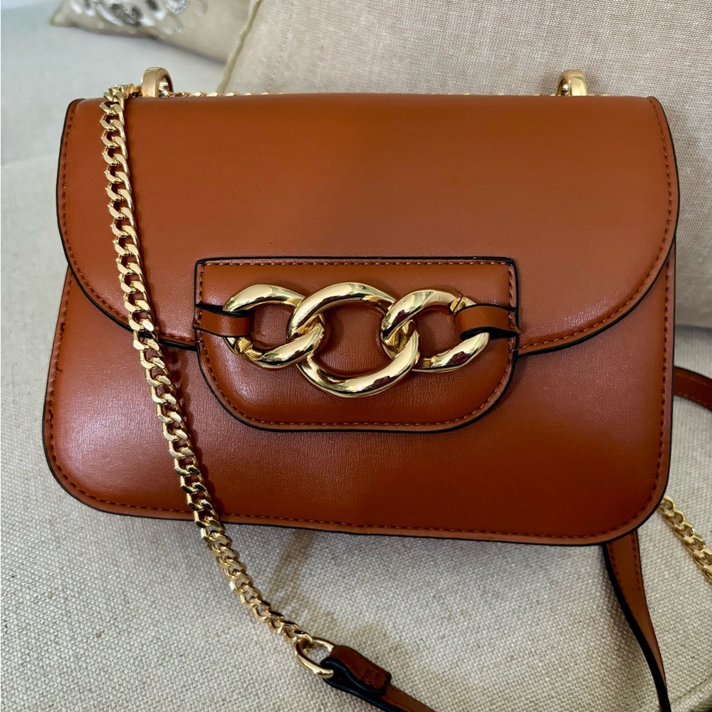 GOLD CHAIN SADDLE CROSSBODY BAG